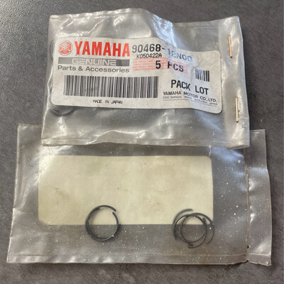 [90468-12N00] CLIP CIERRE BULON PISTON (BOLSA DE 5 UNIDADES)