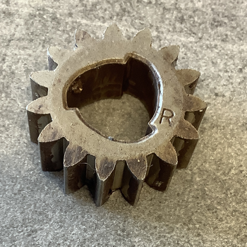 PIÑÓN CON CHAVETA DEL EJE DE TRACCIÓN TORO PROLINE (R)