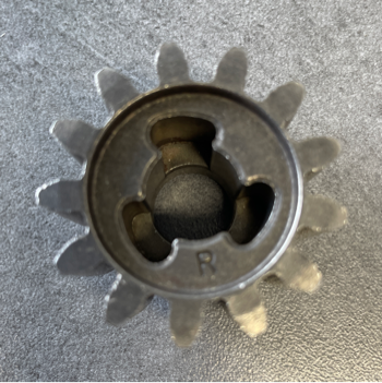 [CC511T-017] PIÑON TRACCION DERECHO 3 PASADORES